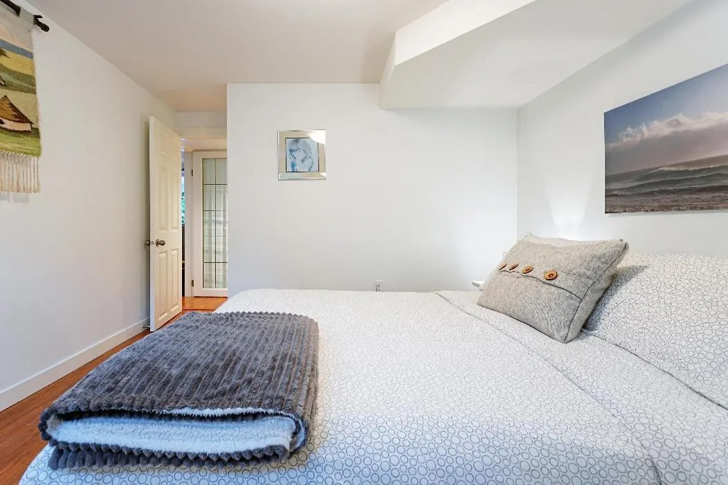 West Side 1Br Dunbar Garden Suite Vancouver Apartment