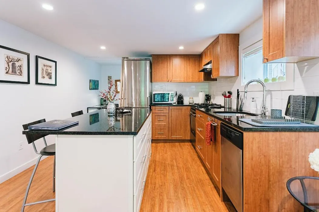 West Side 1Br Dunbar Garden Suite Vancouver Apartment